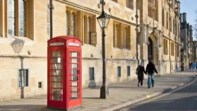 red telephone box 